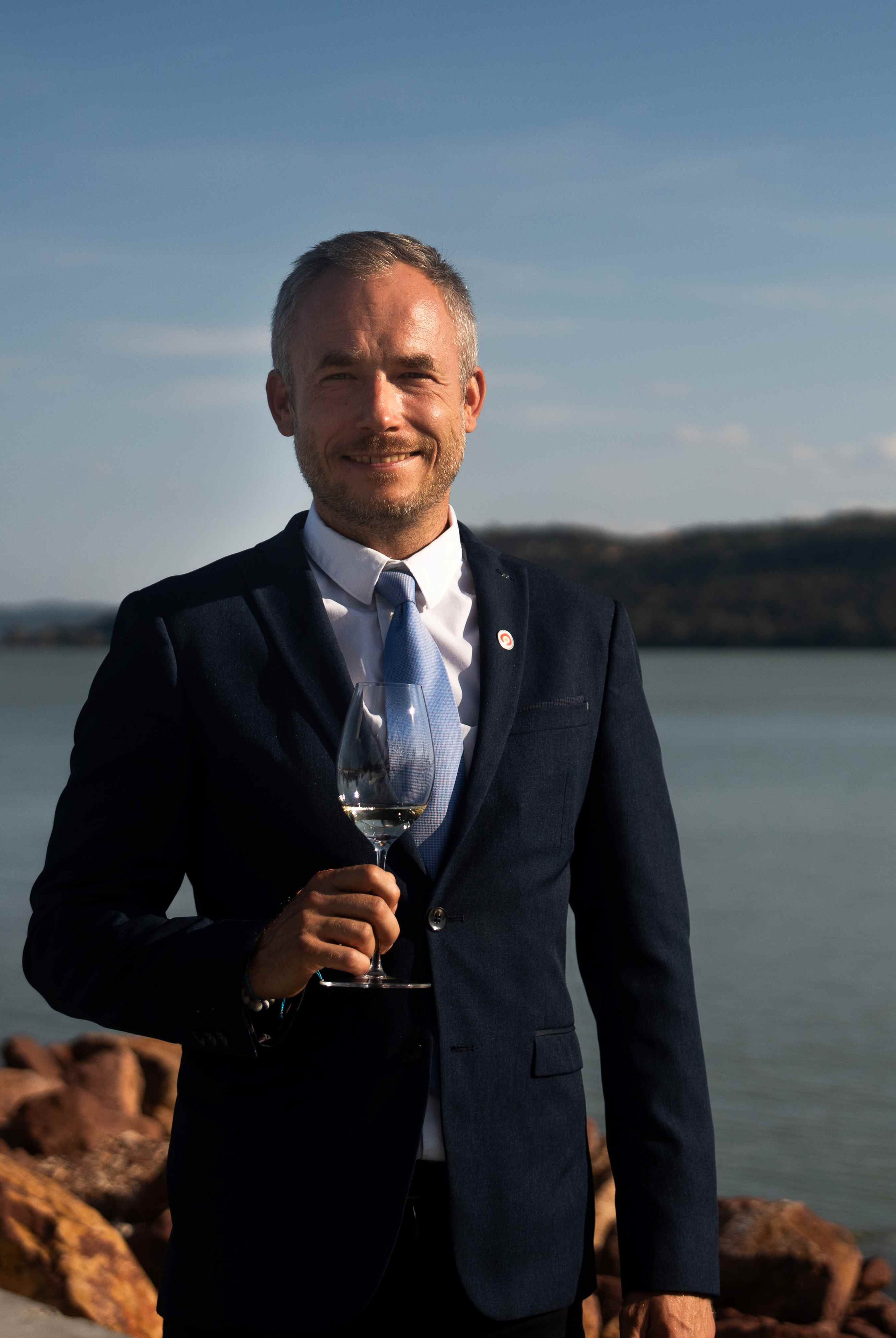 Fecske Viktor sommelier a Balatonnál